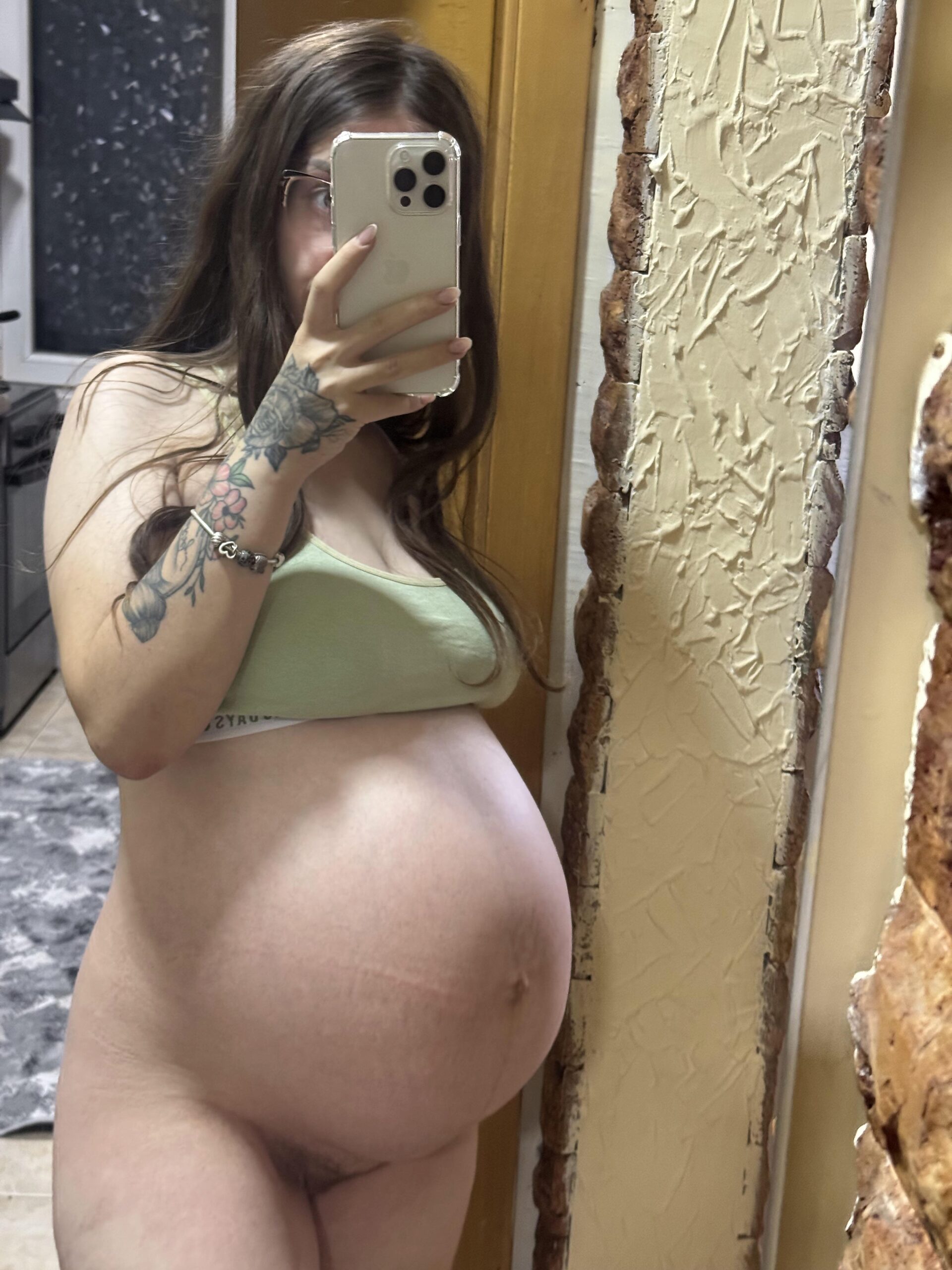 37 weeks pregnant, belly full… but at 25 I’ve never looked sexier