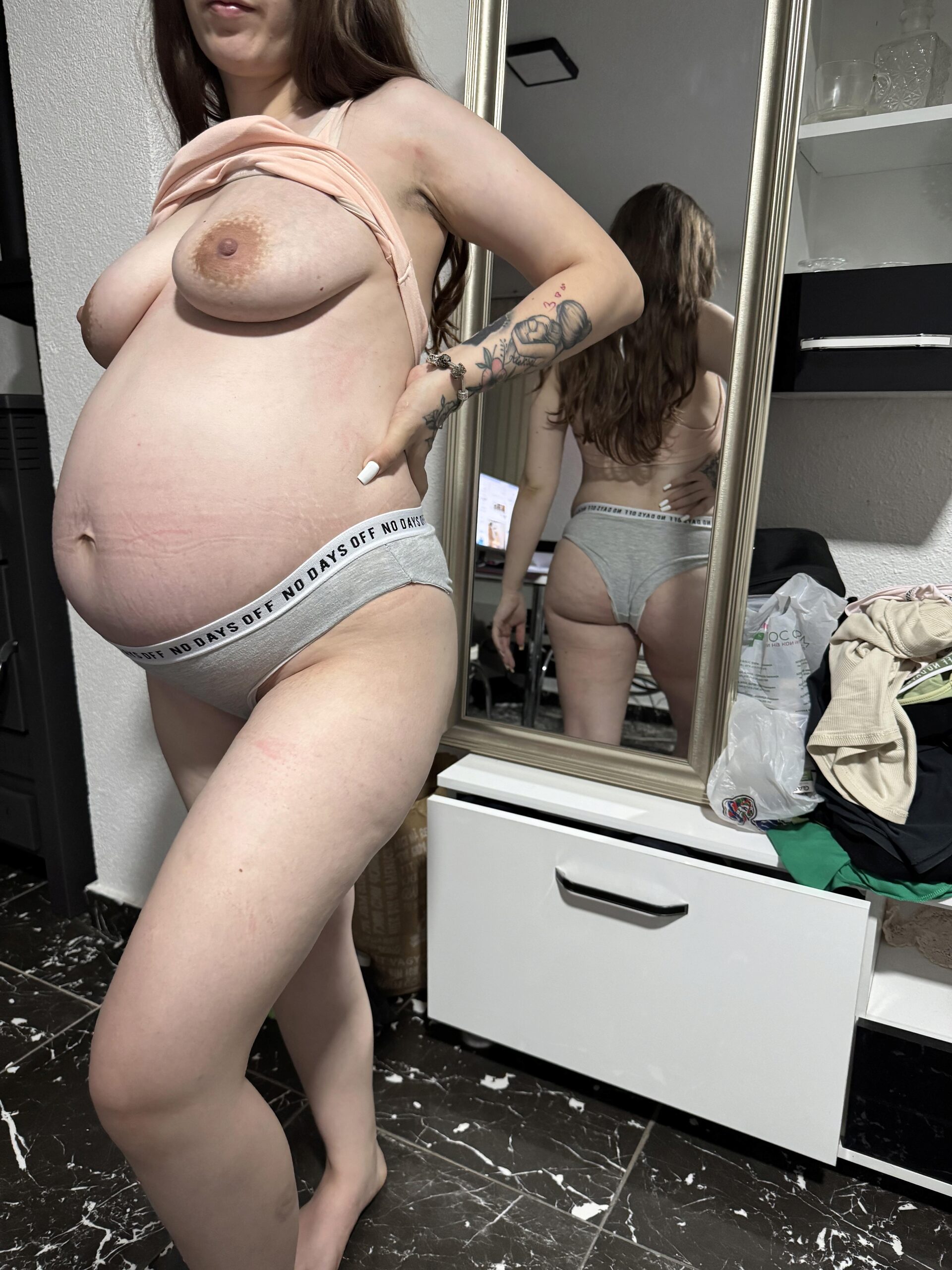 39 weeks in, belly full and big , glow on point… 25 and loving every moment