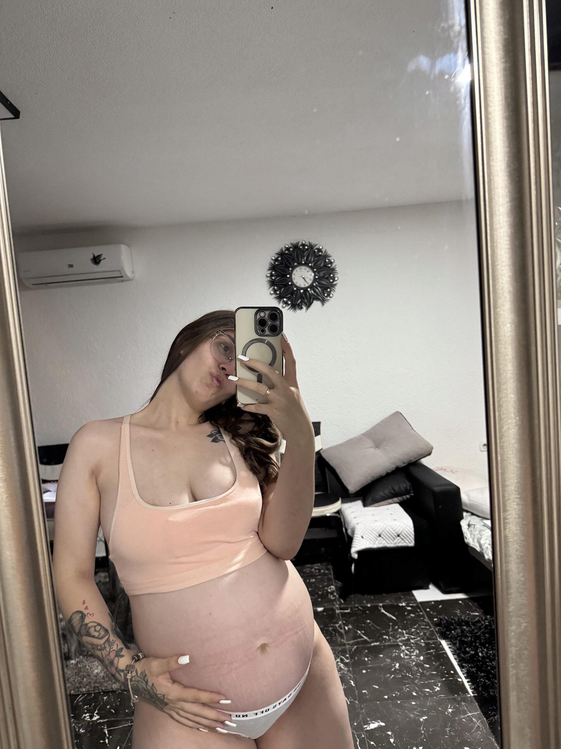 39 weeks in, belly full and big , glow on point… 25 and loving every moment