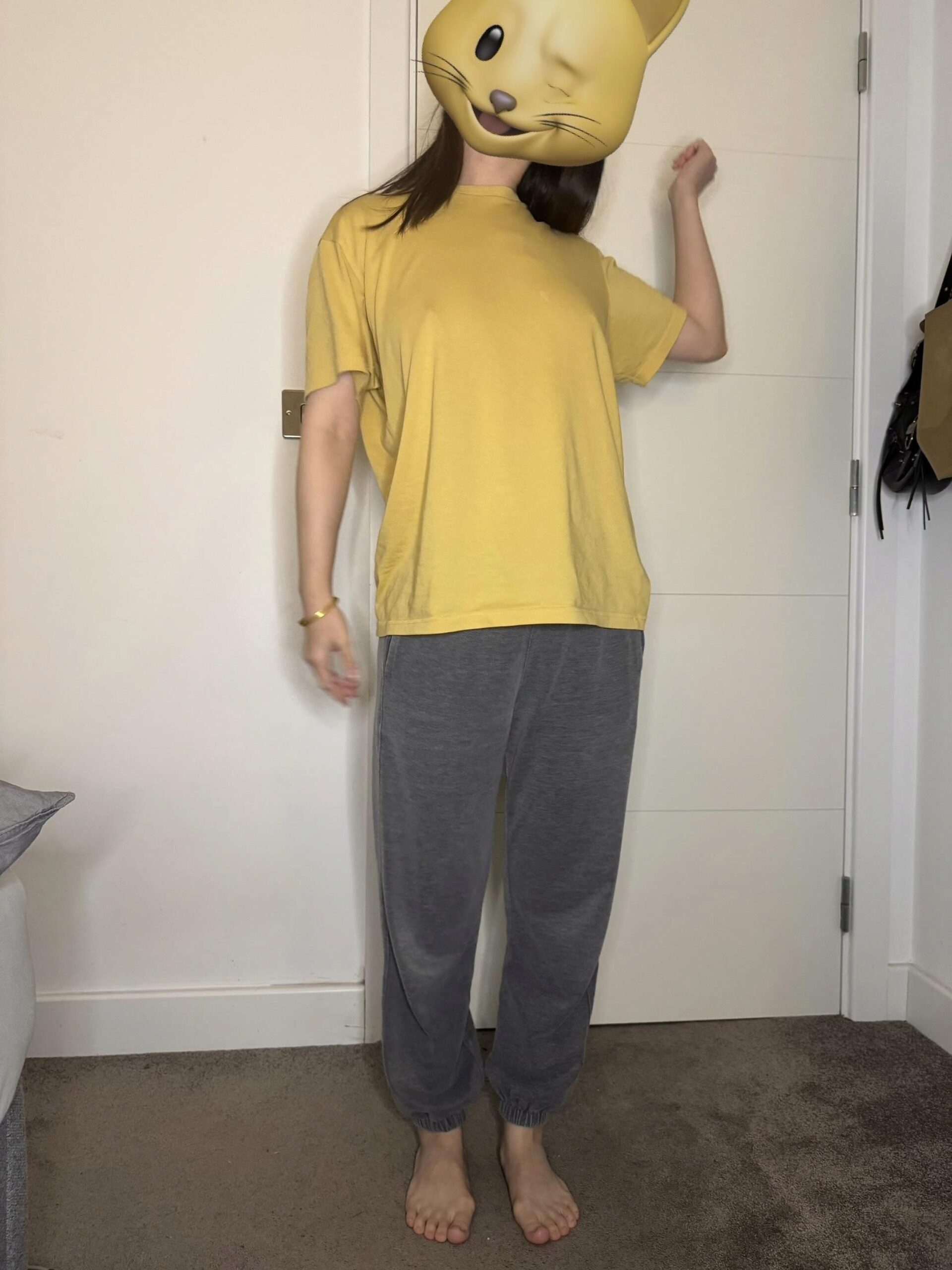 Проведи пальцем, чтобы увидеть, как твоя китайская милашка раздевается ;)