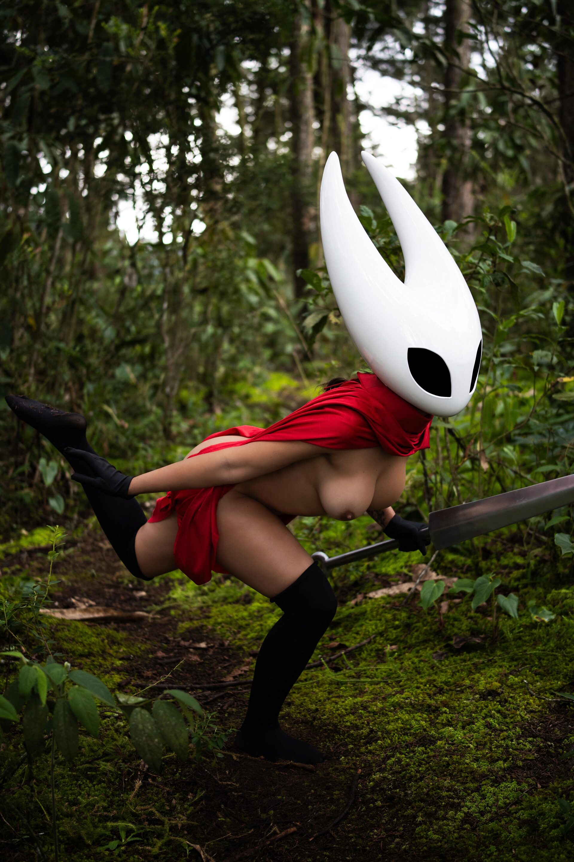 Для тех, кто всегда задавался вопросом, что же Хорнет прячет под своим плащом, наконец-то победила Бистфлай!