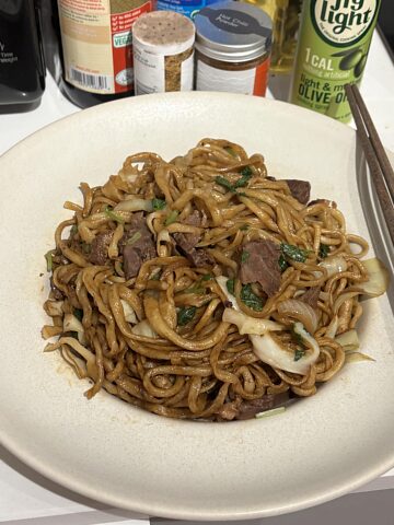 Лапша с говядиной, жареная