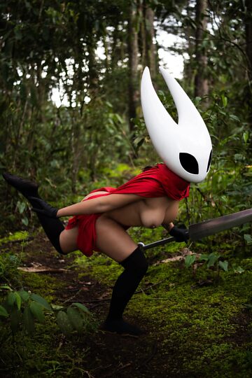 Für alle, die sich schon immer gefragt haben, was Hornet unter ihrem Umhang verbirgt: Sie hat Beastfly endlich besiegt!