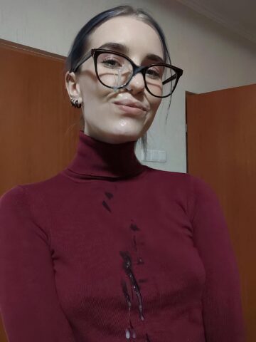 Überall auf ihrem Pullover