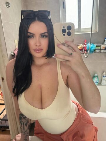 Может, мне стоит повернуться и показать свою огромную задницу...