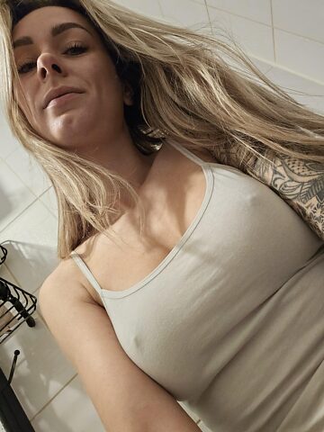 Blonde mommy's pokies on a wednesday morning