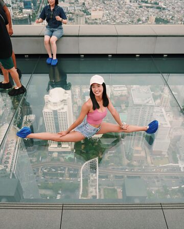 Sie ist eine Aerial-Yoga-Lehrerin