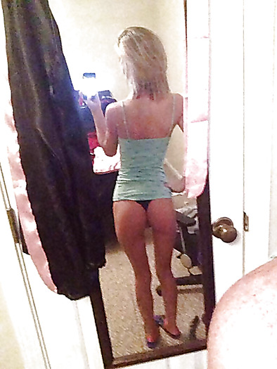 Skinny blonde nude selfie