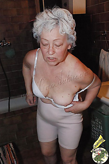 Amateur granny going wild